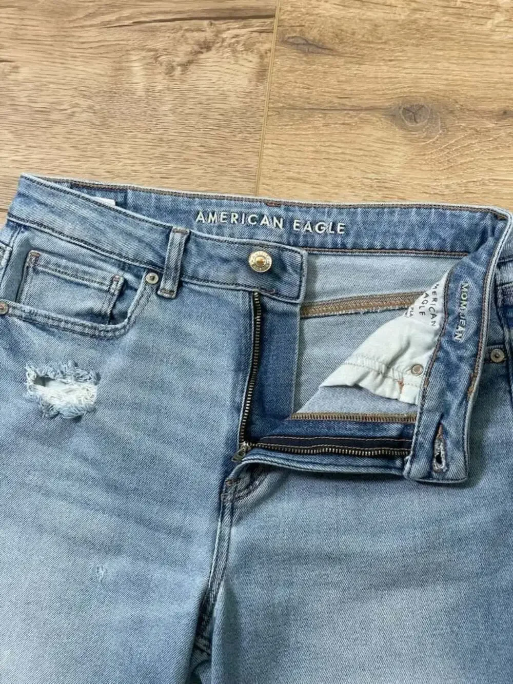 American Eagle Mom Jeans Womens 6 Long Light Wash Distressed Stretch High Rise